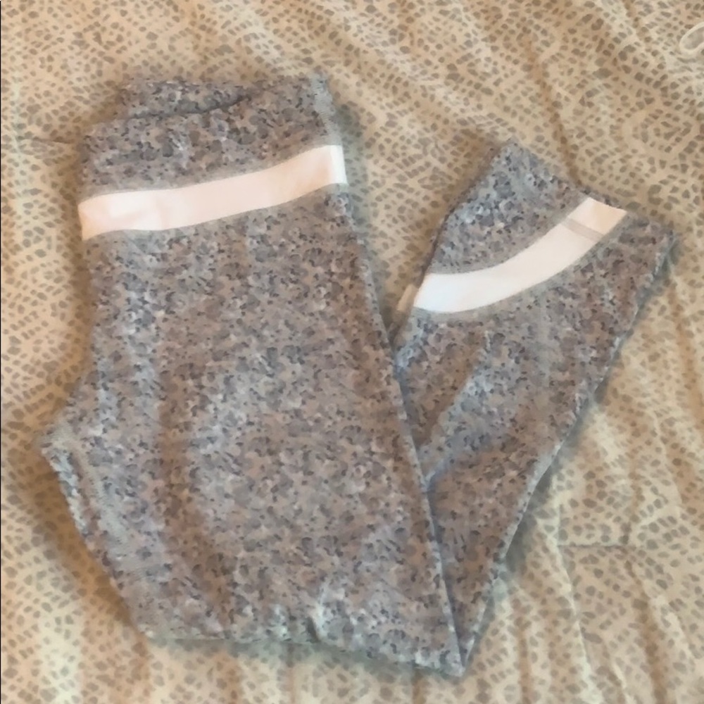Lululemon gray & white floral cropped leggings, 4